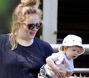 Дуучин Адель бяцхан хүү Манхеттэнтайгаа зугаалжээ